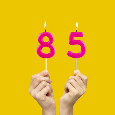 85 numaralı doğum günü - Fuşya renkli mumlar tutan eller