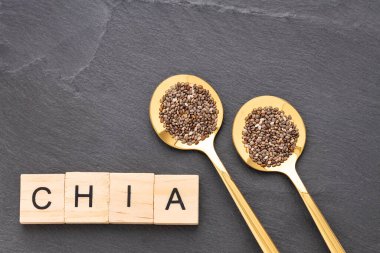 Salvia hispanica - Organik taze chia tohumları iki kaşıkta.