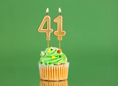 41 numaralı doğum günü mumu. Yeşil arka planda kek.