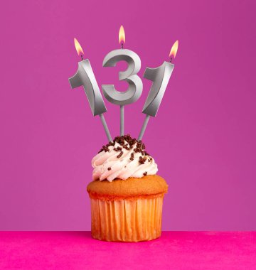 131 numaralı doğum günü mumu ve menekşeli kek.