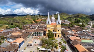 Santo Domingo, Antioquia, Kolombiya. 27 Nisan 2025. Kasabanın ana kilisesinin panoramik drone görüntüsü