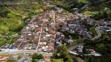 Santo Domingo, Antioquia, Kolombiya. 27 Nisan 2025. 19 derece santigrat dereceye sahip bir dronun hava görüntüsü.