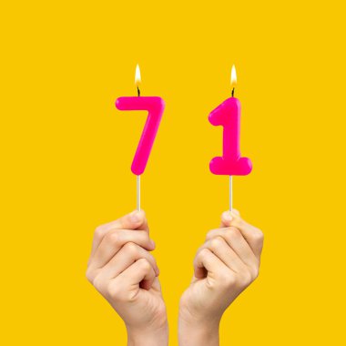 71 numaralı doğum günü - Eller fuşya renkli mumlar tutuyordu