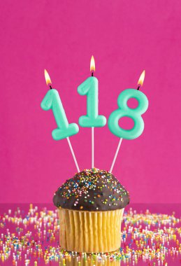 İçinde kek ve 118 numara mum olan doğum günü kartı - pembe zemin
