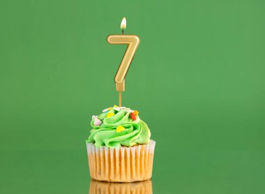 7 numaralı doğum günü mumu - Yeşil arka planda kek