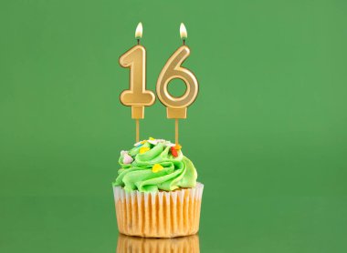 Mumlu ve kekli doğum günü kartı. Yeşil arka planda 16 numara.
