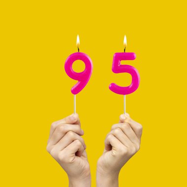 Doğum günü numarası 95 - Fuşya renkli mumlar tutan eller
