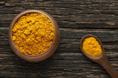 Curcuma longa - Turmerik kaşık ve kase içinde çok sağlıklı bir türdür