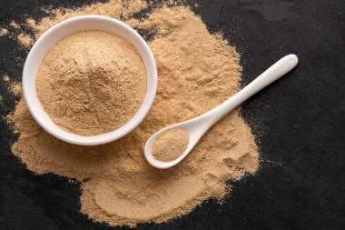 Peru maca veya kâse ve kaşıkta ginseng kökü - Lepidium meyenii.