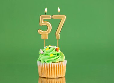 57 numaralı doğum günü mumu - Yeşil arka planda kek