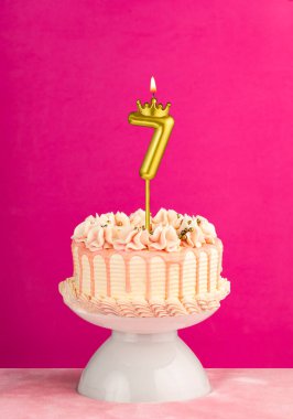 7 numaralı doğum günü mumu - Pembe kutlama pastası damla şekerli