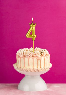 4 numaralı mumlu pembe doğum günü pastası.