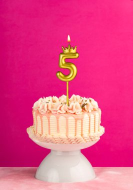 5 numaralı doğum günü mumu - Pembe kutlama pastası damla şekerli