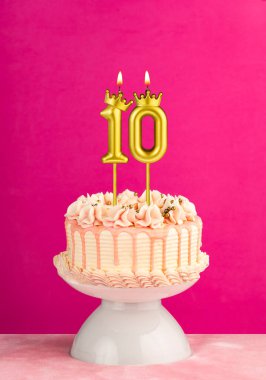 10 numaralı mumlu pembe doğum günü pastası.
