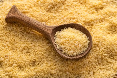 Tahta kaşıkta taze, çıtır çıtır sarı panko kırıntıları