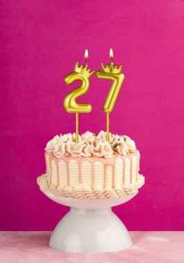 27 numaralı doğum günü mumu - Damlayan kremalı pembe kutlama pastası