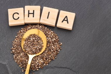 Kaşıktaki organik taze chia tohumları - Salvia Hispanica.