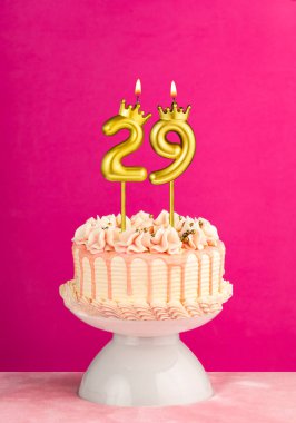 29 numaralı doğum günü mumu - Damlayan kremalı pembe kutlama pastası