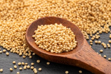 Amaranthus - kaşık içinde çiğ araranth tohumu. Sağlıklı yemek.
