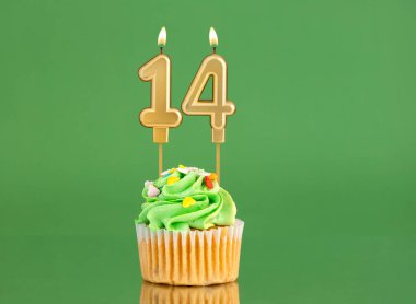 Mumlu ve kekli doğum günü kartı. Yeşil arka planda 14 numara.