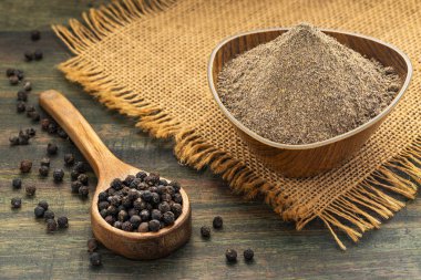 Piper Nigrum - Kâse ve kaşıkta organik karabiber