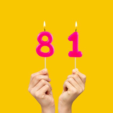 81 numaralı doğum günü - Fuşya renkli mumlar tutan eller