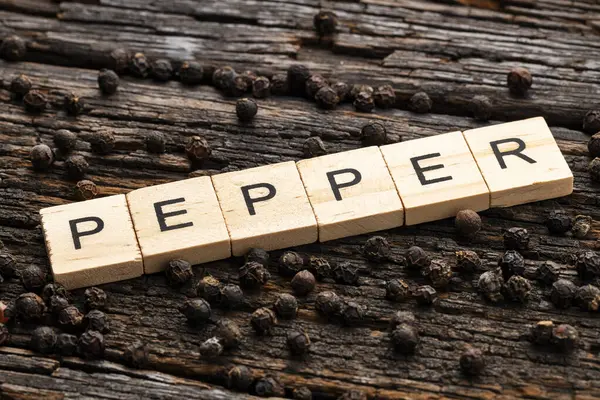 Piper Nigrum - Ahşap arka planda kara biber