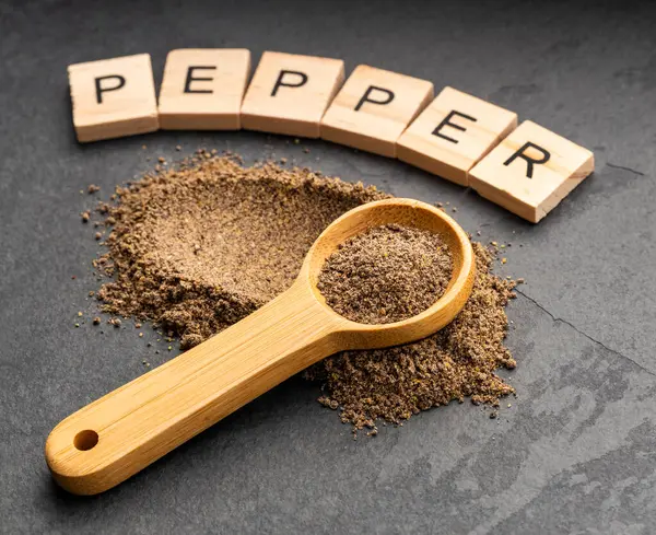 Piper nigrum - Kaşıktaki kara biber baharatları