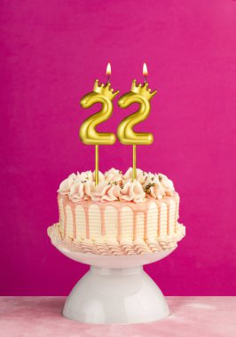 22 numaralı mumlu pembe doğum günü pastası.