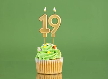 19 numaralı doğum günü mumu - Yeşil arka planda kek