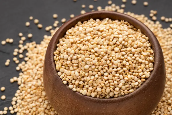 Bir kasedeki organik beyaz kinoa tohumları - Chenopodium kinoa