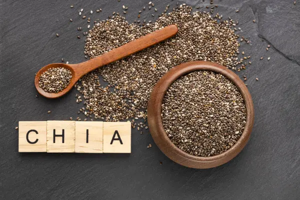 Salvia Hispanica - Kasede ve kaşıkta organik chia tohumu.