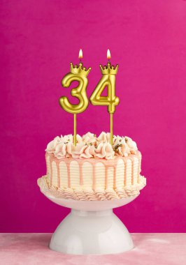 34 numaralı mumlu pembe doğum günü pastası.