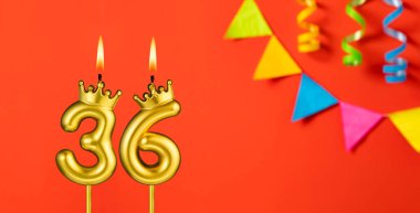 36 numaralı mum - Turuncu arka planda flama ile doğum günü kutlaması