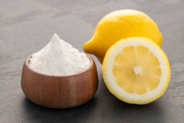 Kabartma tozu ve dilimlenmiş limon ile kase