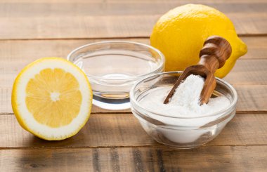 Su, sarı limon ve kabartma tozu.