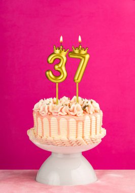 37 numaralı doğum günü mumu - Damlayan kremalı pembe kutlama pastası