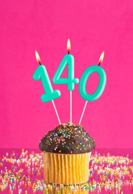 İçinde kek ve 140 numara mum olan doğum günü kartı - pembe zemin