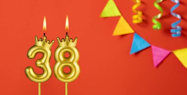 38 numaralı mum - Turuncu arka planda flama ile doğum günü kutlaması