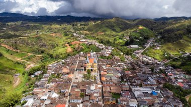 Santo Domingo, Antioquia, Kolombiya. 27 Nisan 2025. Kasaba Costumbrismo Beşiği (Gelenekçilik Kostümü) olarak tanınır çünkü yazar Tomas Carrasquilla orada doğmuştur..
