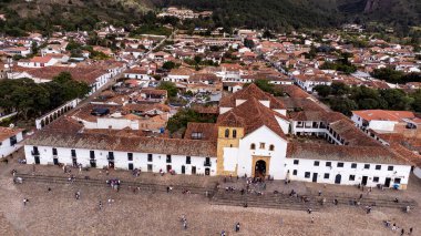 Villa de Leyva, Boyaca - Kolombiya. 11 Mayıs 2025. Katolik cemaati kasabanın ana parkında yer alıyor..