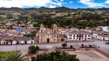 Tibasosa, Boyaca - Kolombiya. 8 Mayıs 2025. Kasabanın ana kilisesinin panoramik drone görüntüsü.
