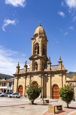 Nobsa, Boyaca, Kolombiya. 10 Mayıs 2025. Katolik cemaati kasabanın ana parkında yer alıyor.