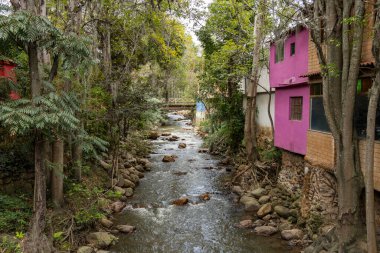 Raquira, Boyaca, Kolombiya. 11 Mayıs 2025. Belediye Candelaria ve Colorado nehirleri ile kesişir..