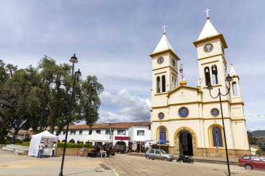 Sutamarchan, Boyaca - Kolombiya. 11 Mayıs 2025. Katolik cemaati kasabanın ana parkında yer alıyor.