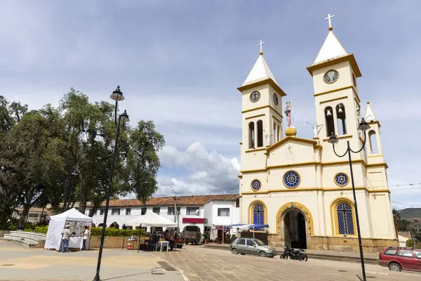Sutamarchan, Boyaca - Kolombiya. 11 Mayıs 2025. Katolik cemaati kasabanın ana parkında yer alıyor.
