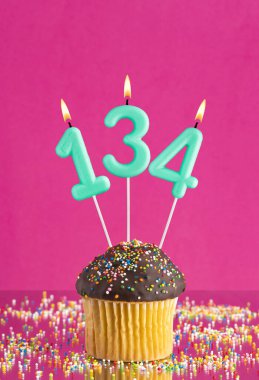 Kek ve 134 numaralı mumlu doğum günü kartı - Pembe arka plan