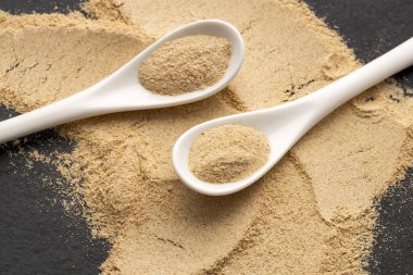 İki kaşıkta Maca kökü veya Peru ginsengi - Lepidium meyenii.