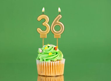 Yeşil zemin üzerinde mum ve kek olan doğum günü kartı - 36 numara