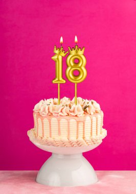 18 numaralı mumlu pembe doğum günü pastası.